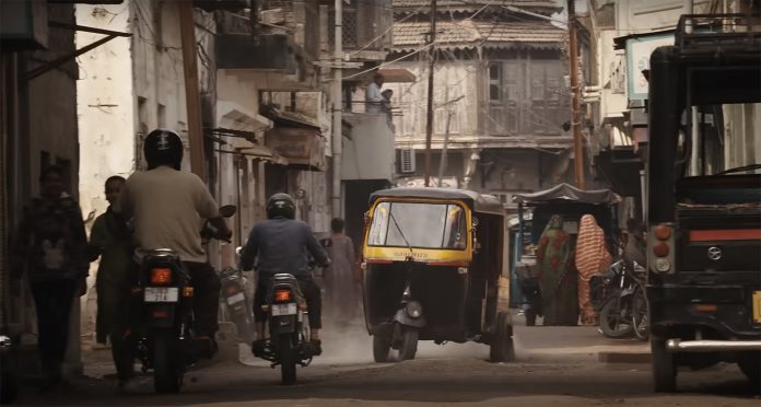 Apple's New India Ad Shows iPhone 15's Durability in Rickshaw Test