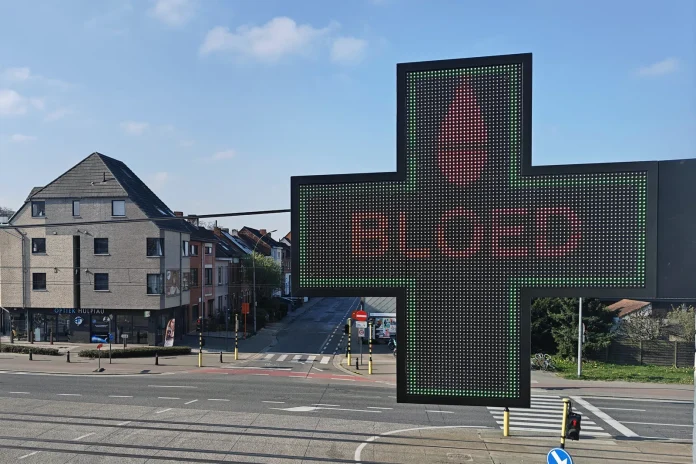 Pharmacy signs change to encourage blood donations, supported by Red Cross Flanders